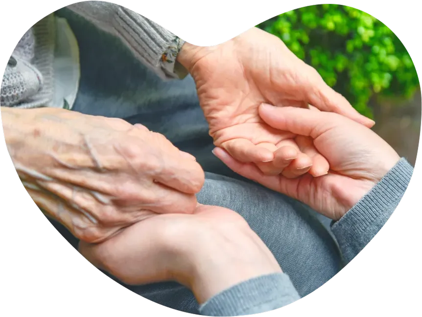 高齢の方の手をやさしく包み込む若い世代の手